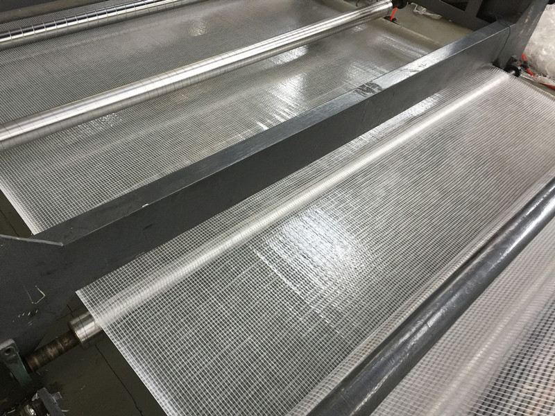 Тканый или нетканый геотекстиль, армированный композитной геомембраной HDPE (LLDPE или ПВХ), армированной сеткой композитной геомембраны