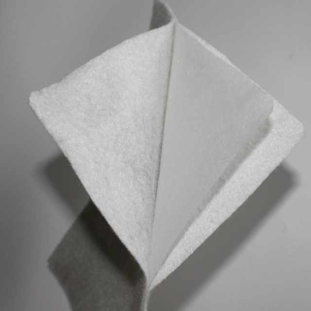 Нетканый геотекстиль 300 г / м2, ламинированный композитным геомембранным вкладышем HDPE толщиной 1,5 мм для рыбного пруда или других водонепроницаемых проектов