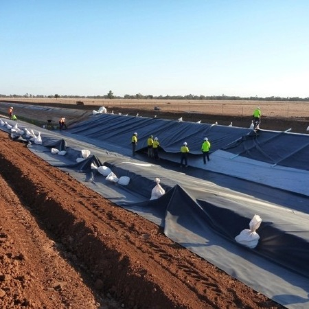 Геомембрана из ПЭНП толщиной 1,5 мм, ламинированная ПЭТ-нитью 300 г/м², иглопробивная нетканая геотекстильная композитная геомембрана для водонепроницаемых проектов