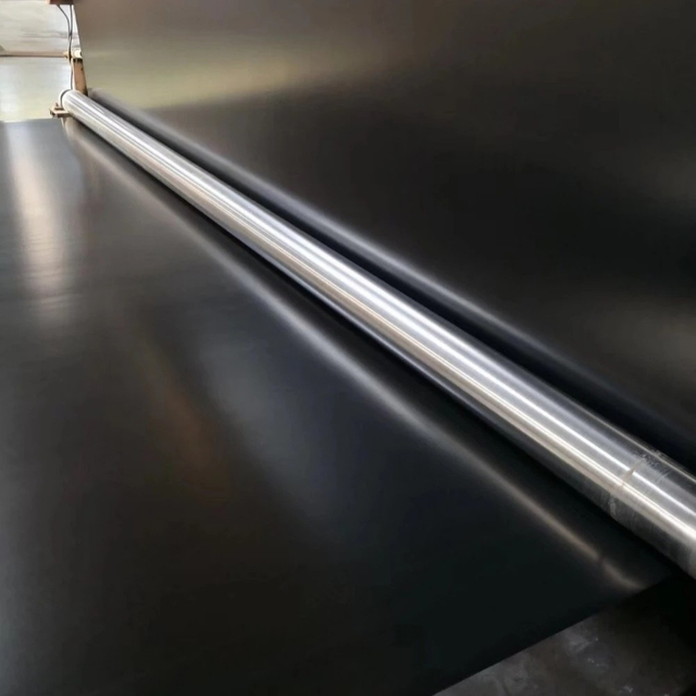 Игольчатый нетканый геотекстиль, ламинированный гладкой композитной геомембраной HDPE для облицовки пруда на рыбной ферме